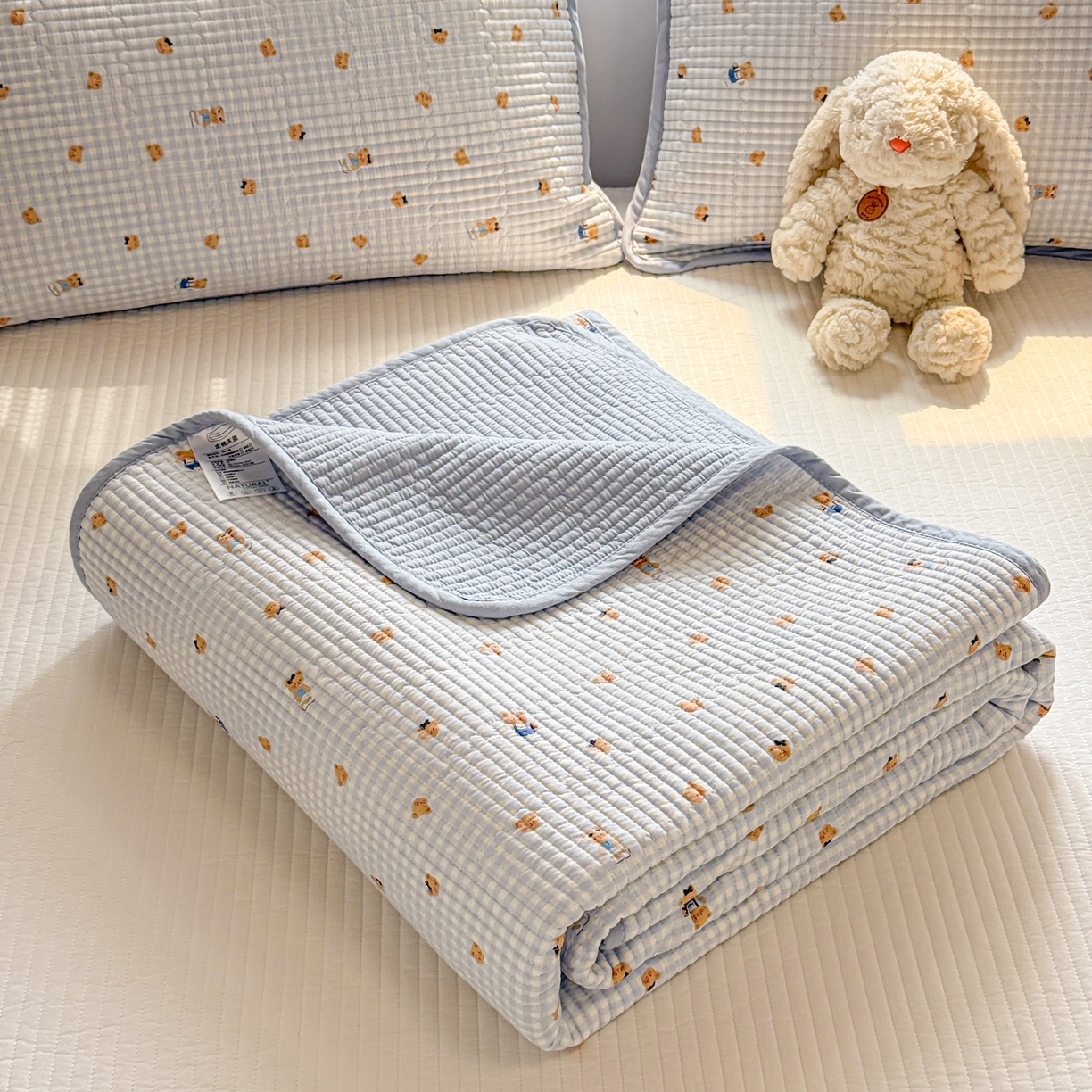 91家纺网 家纺一手货源 找家纺 雅萱家纺 2026新款双面全棉砂洗印花床盖三件套 海盐小熊