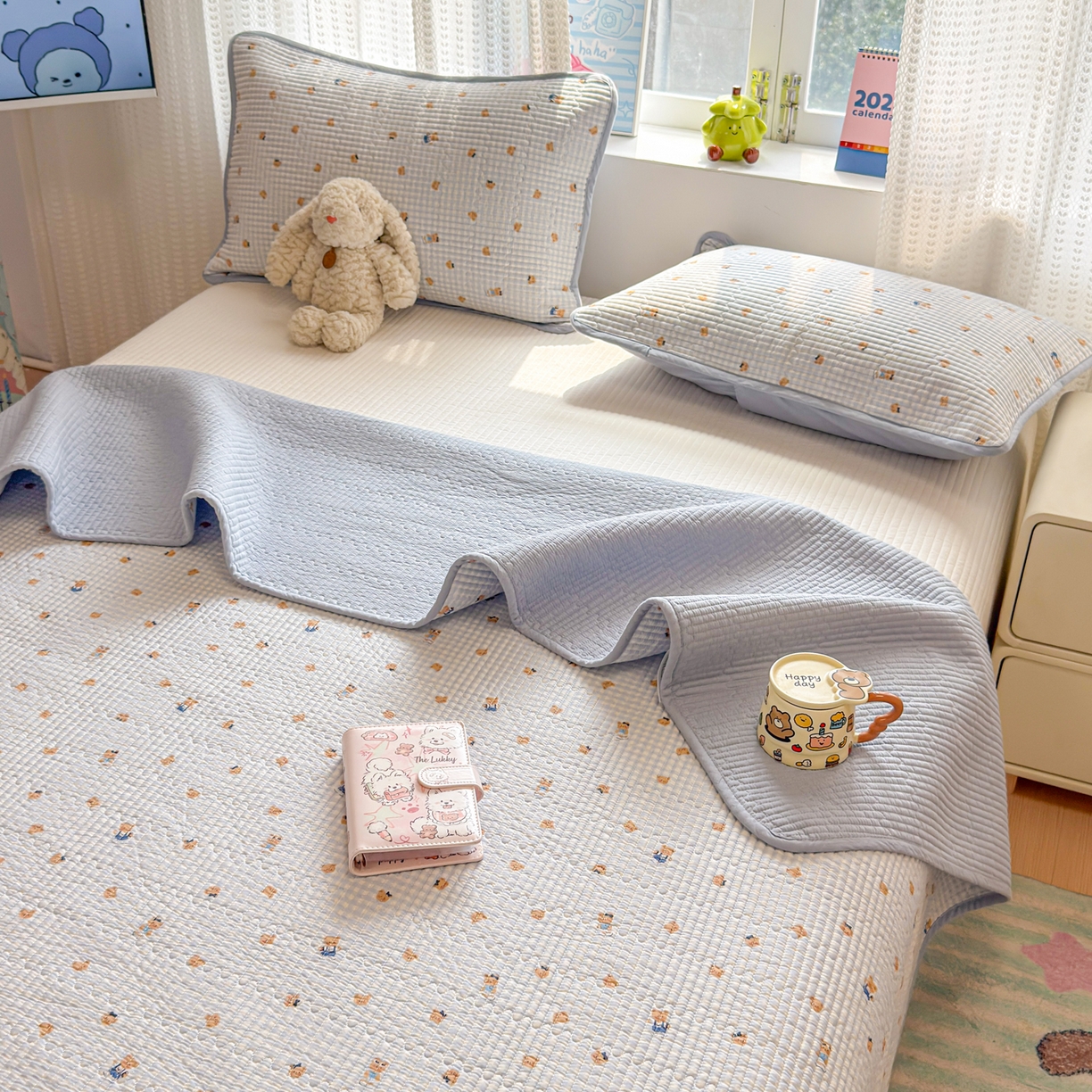 91家纺网 家纺一手货源 找家纺 雅萱家纺 2026新款双面全棉砂洗印花床盖三件套 海盐小熊