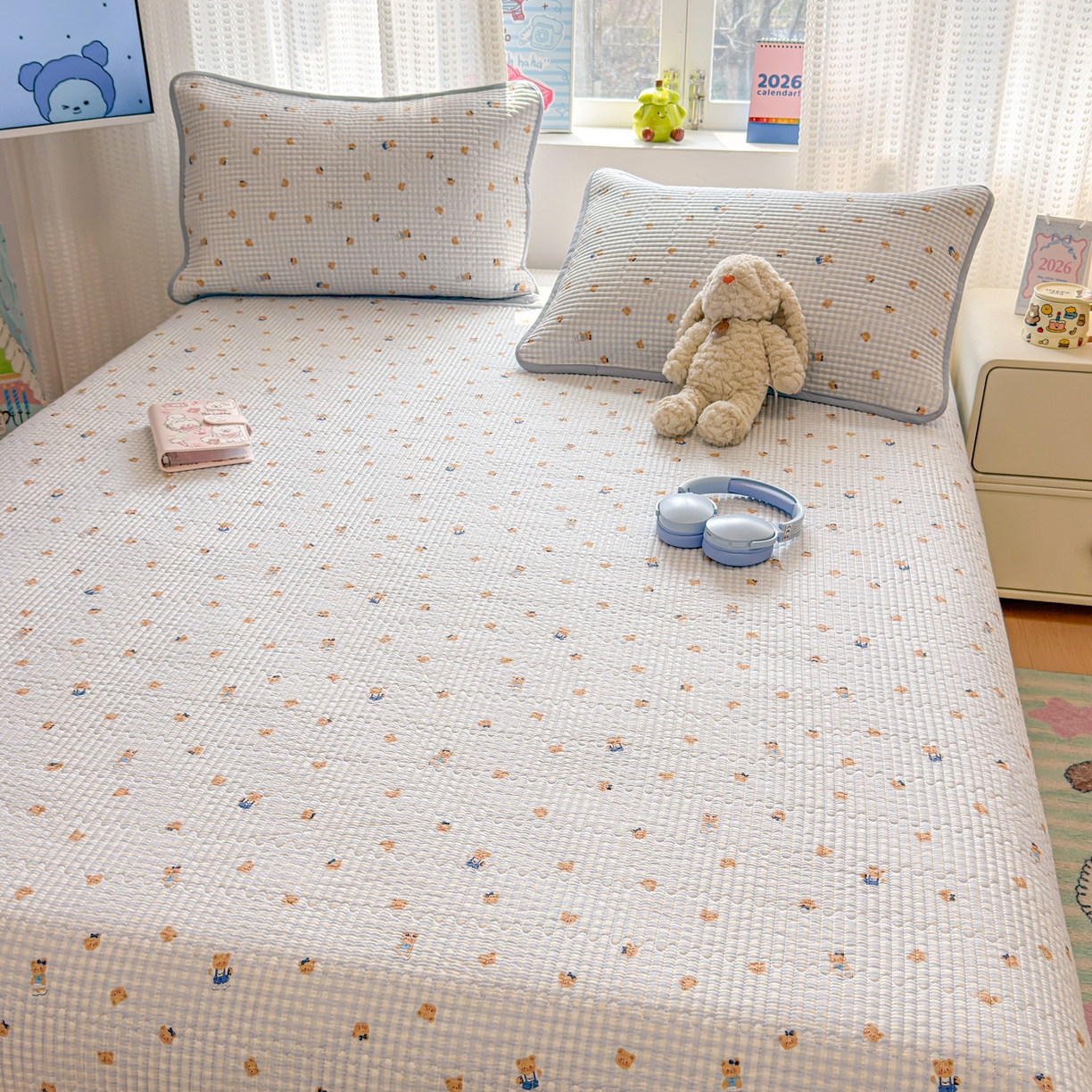 91家纺网 家纺一手货源 找家纺 雅萱家纺 2026新款双面全棉砂洗印花床盖三件套 海盐小熊