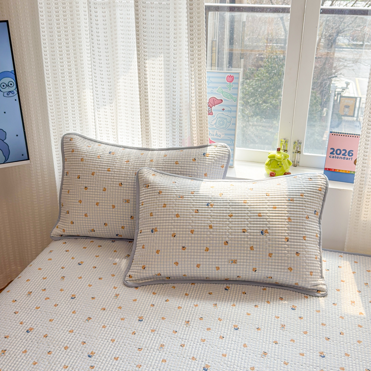 91家纺网 家纺一手货源 找家纺 雅萱家纺 2026新款双面全棉砂洗印花床盖三件套 海盐小熊