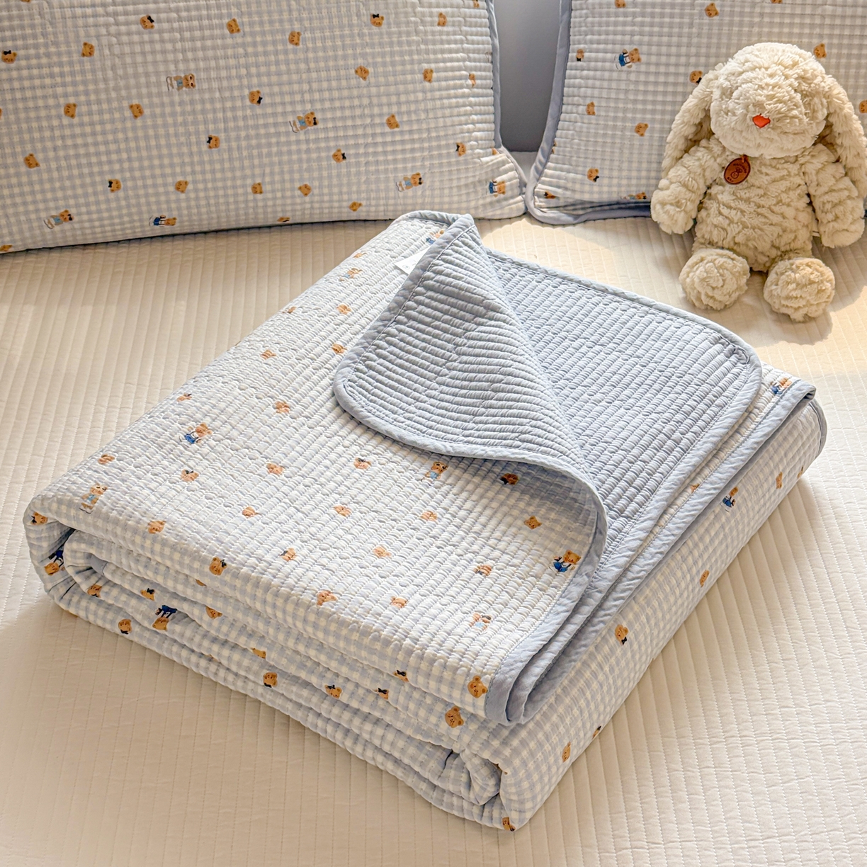 91家纺网 家纺一手货源 找家纺 雅萱家纺 2026新款双面全棉砂洗印花床盖三件套 海盐小熊