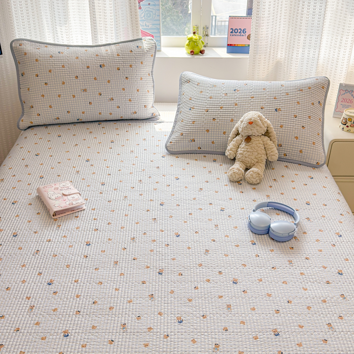 91家纺网 家纺一手货源 找家纺 雅萱家纺 2026新款双面全棉砂洗印花床盖三件套 海盐小熊