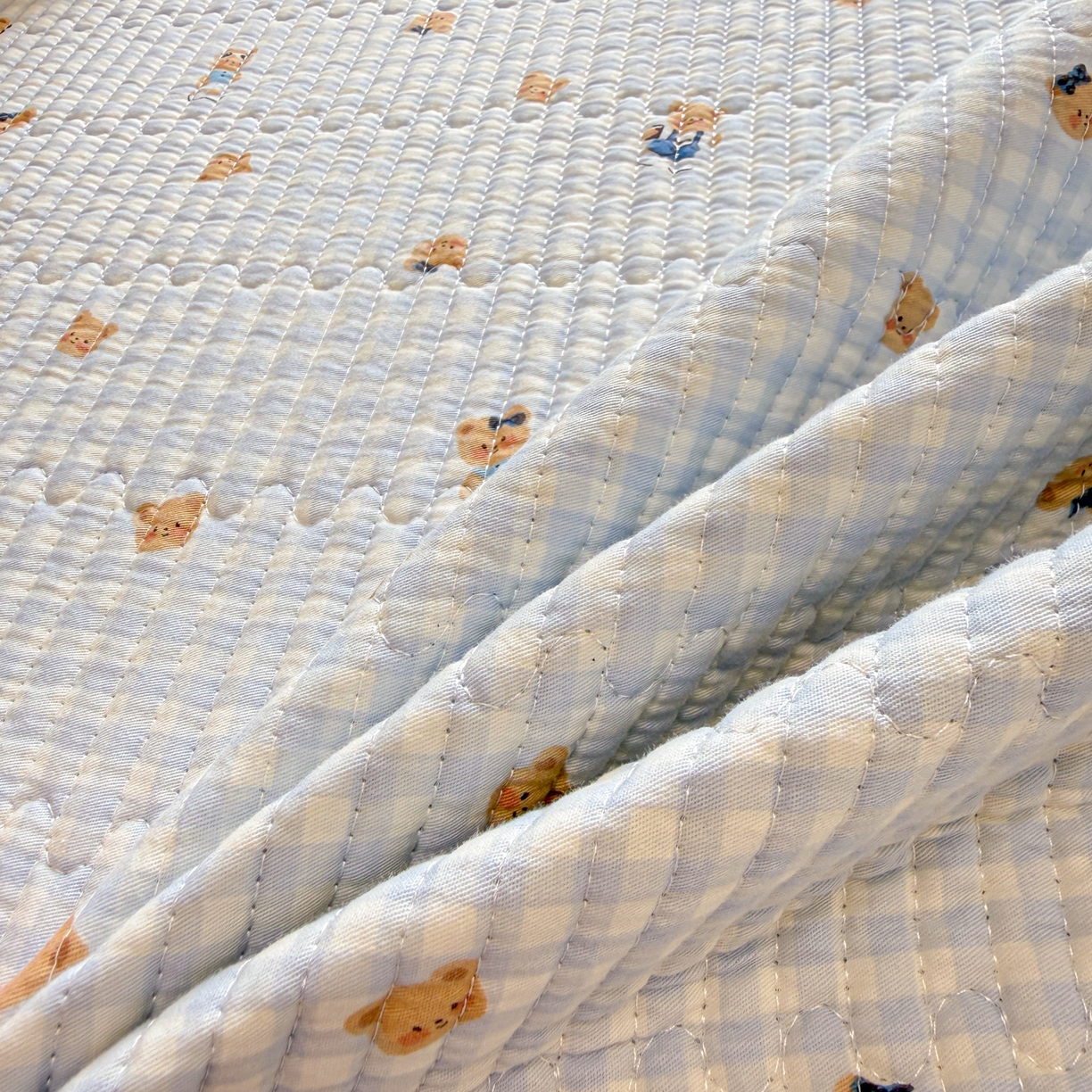 91家纺网 家纺一手货源 找家纺 雅萱家纺 2026新款双面全棉砂洗印花床盖三件套 海盐小熊