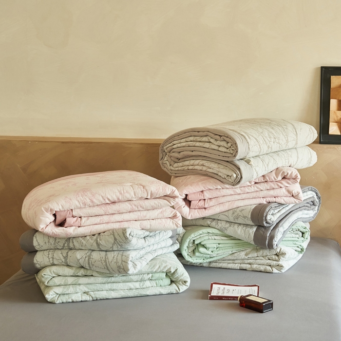 91家纺网 家纺一手货源 找家纺 晨曦家纺 2026春夏新款全棉纯棉水洗棉三层提花大豆夏被夏凉被空调被大豆夏被四件套 组合图仅供展示不可下单