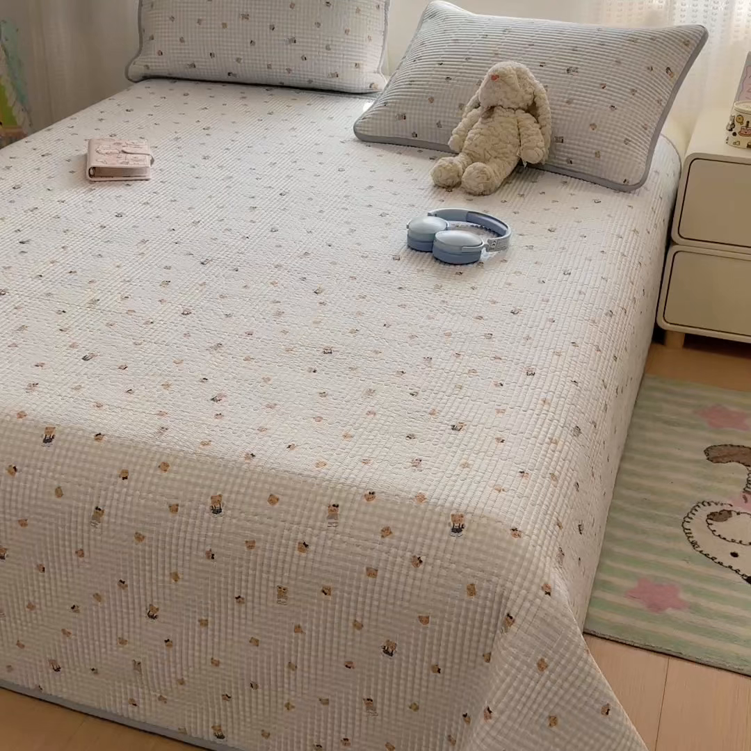 91家纺网 家纺一手货源 找家纺 雅萱家纺 2026新款双面全棉砂洗印花床盖三件套 海盐小熊