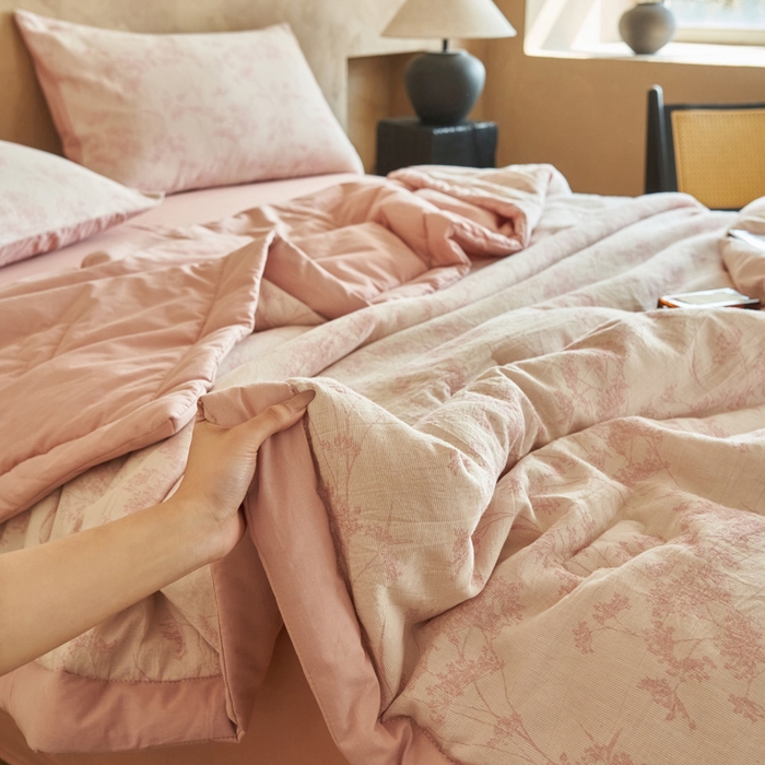 91家纺网 家纺一手货源 找家纺 晨曦家纺 2026春夏新款全棉纯棉水洗棉三层提花大豆夏被夏凉被空调被大豆夏被四件套 提花-枝繁豆沙