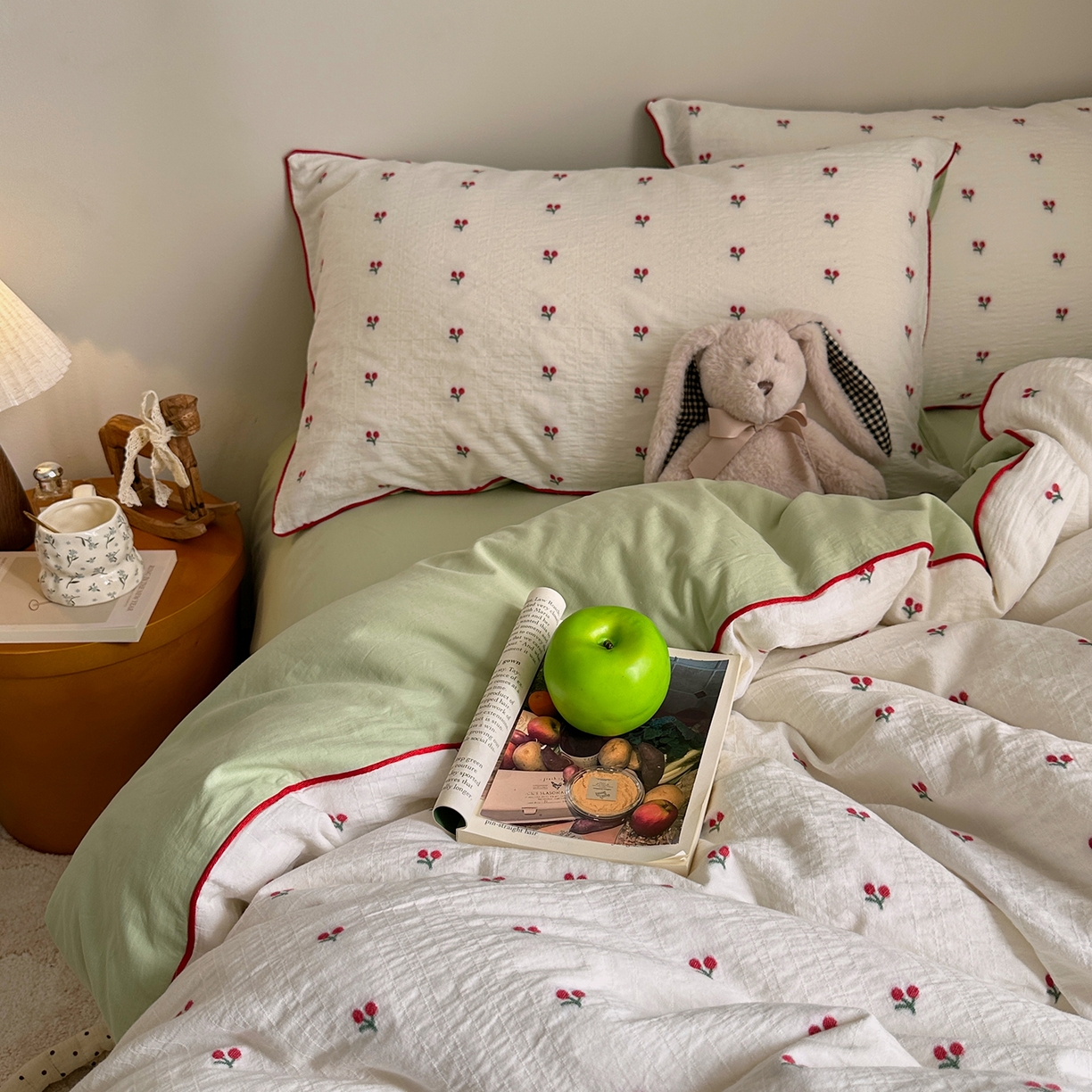 91家纺网 家纺一手货源 找家纺 艾咪-Amy ntmy 2026新款嵌条边全棉纯棉色织小提花四件套 嵌条款-樱桃