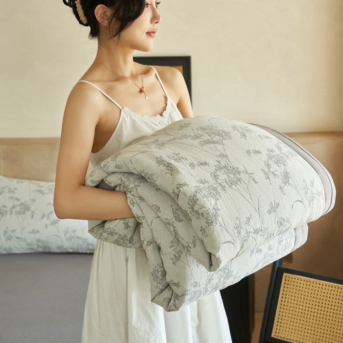 91家纺网 家纺一手货源 找家纺 晨曦家纺 2026春夏新款全棉纯棉水洗棉三层提花大豆夏被夏凉被空调被大豆夏被四件套 提花-枝繁灰