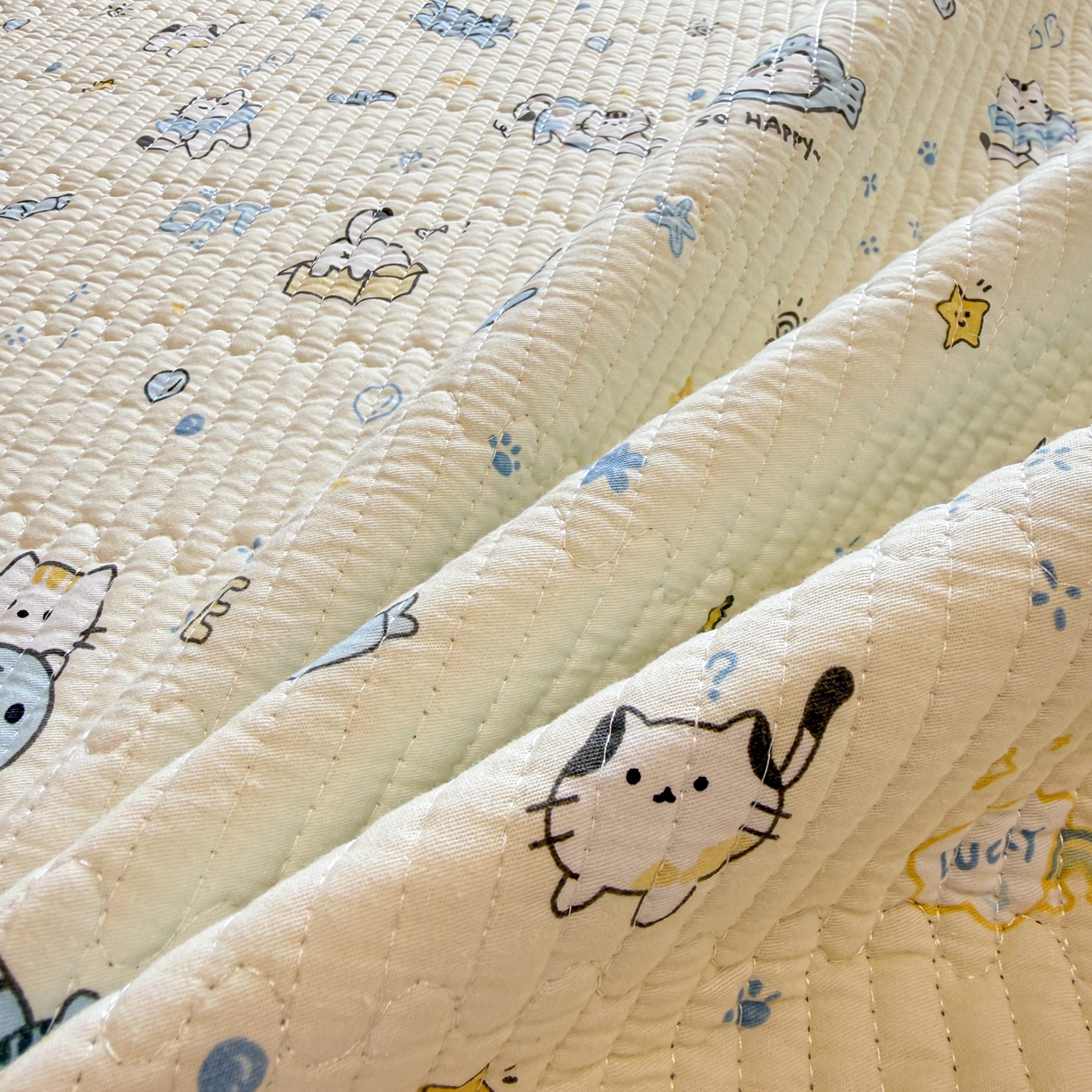 91家纺网 家纺一手货源 找家纺 雅萱家纺 2026新款双面全棉砂洗印花床盖三件套 可爱猫