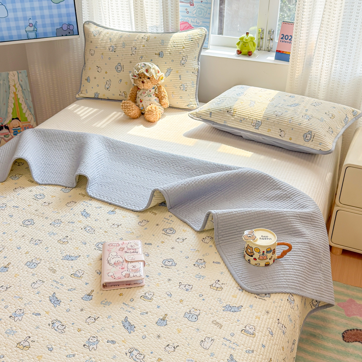 91家纺网 家纺一手货源 找家纺 雅萱家纺 2026新款双面全棉砂洗印花床盖三件套 可爱猫