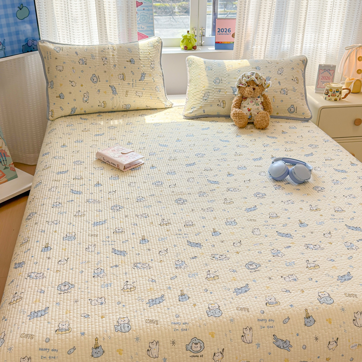 91家纺网 家纺一手货源 找家纺 雅萱家纺 2026新款双面全棉砂洗印花床盖三件套 可爱猫