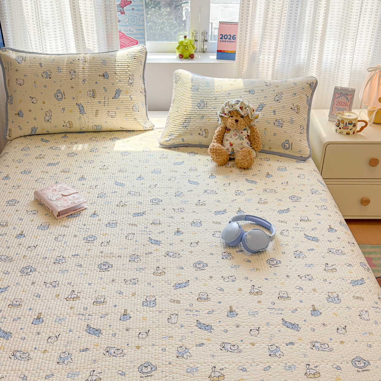 91家纺网 家纺一手货源 找家纺 雅萱家纺 2026新款双面全棉砂洗印花床盖三件套 可爱猫