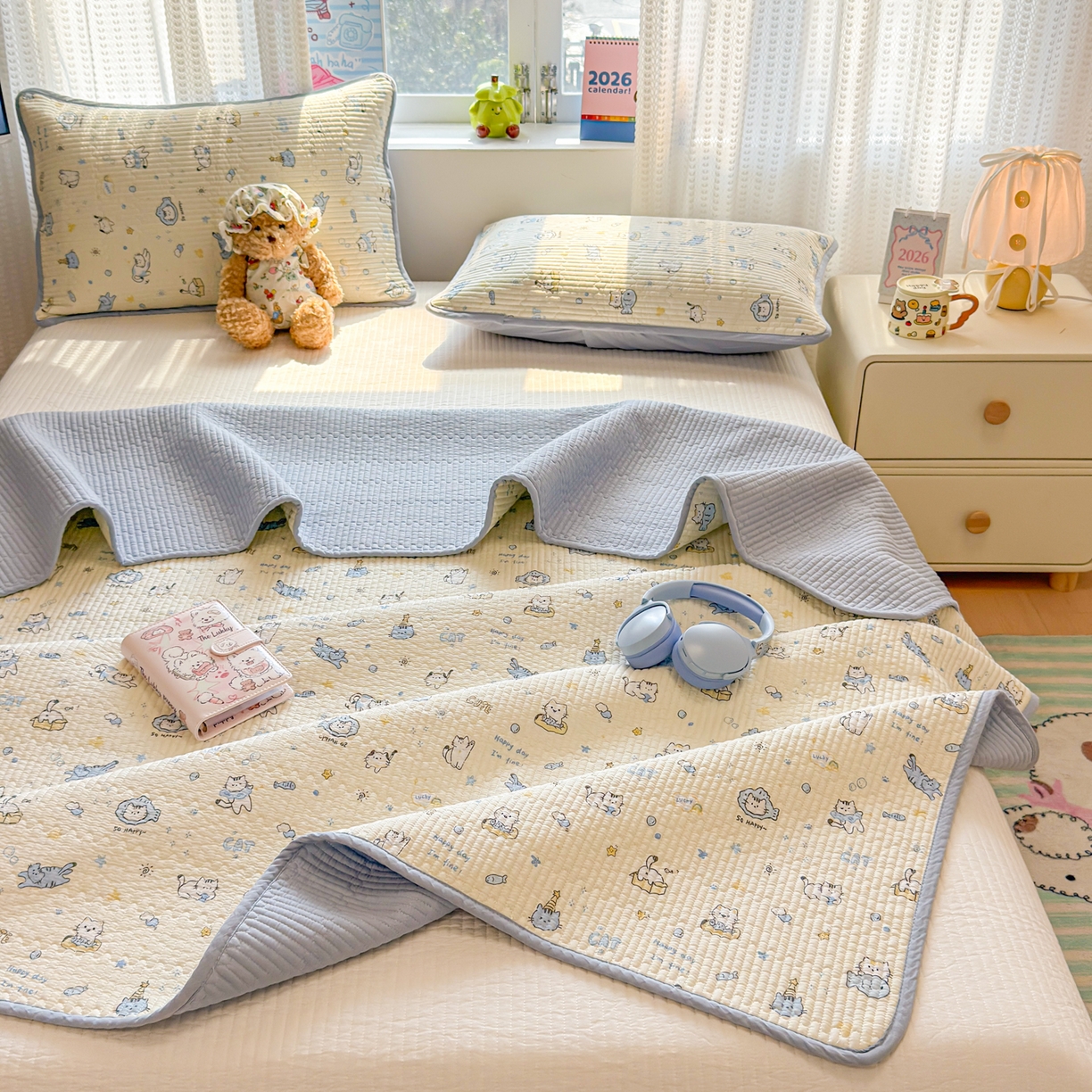 91家纺网 家纺一手货源 找家纺 雅萱家纺 2026新款双面全棉砂洗印花床盖三件套 可爱猫