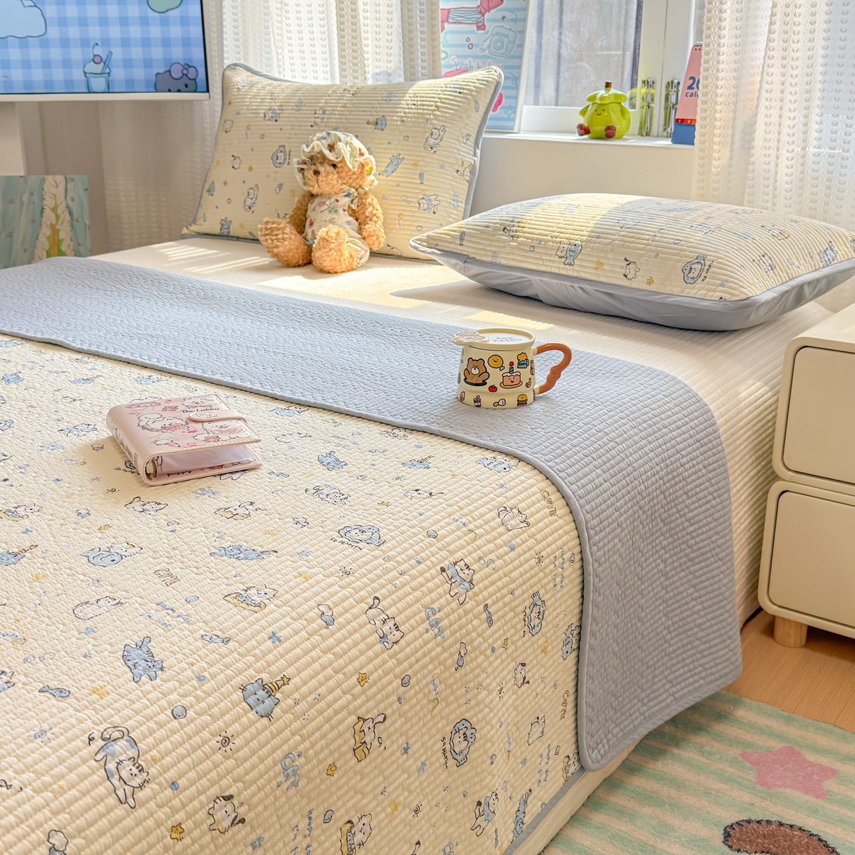 91家纺网 家纺一手货源 找家纺 雅萱家纺 2026新款双面全棉砂洗印花床盖三件套 可爱猫