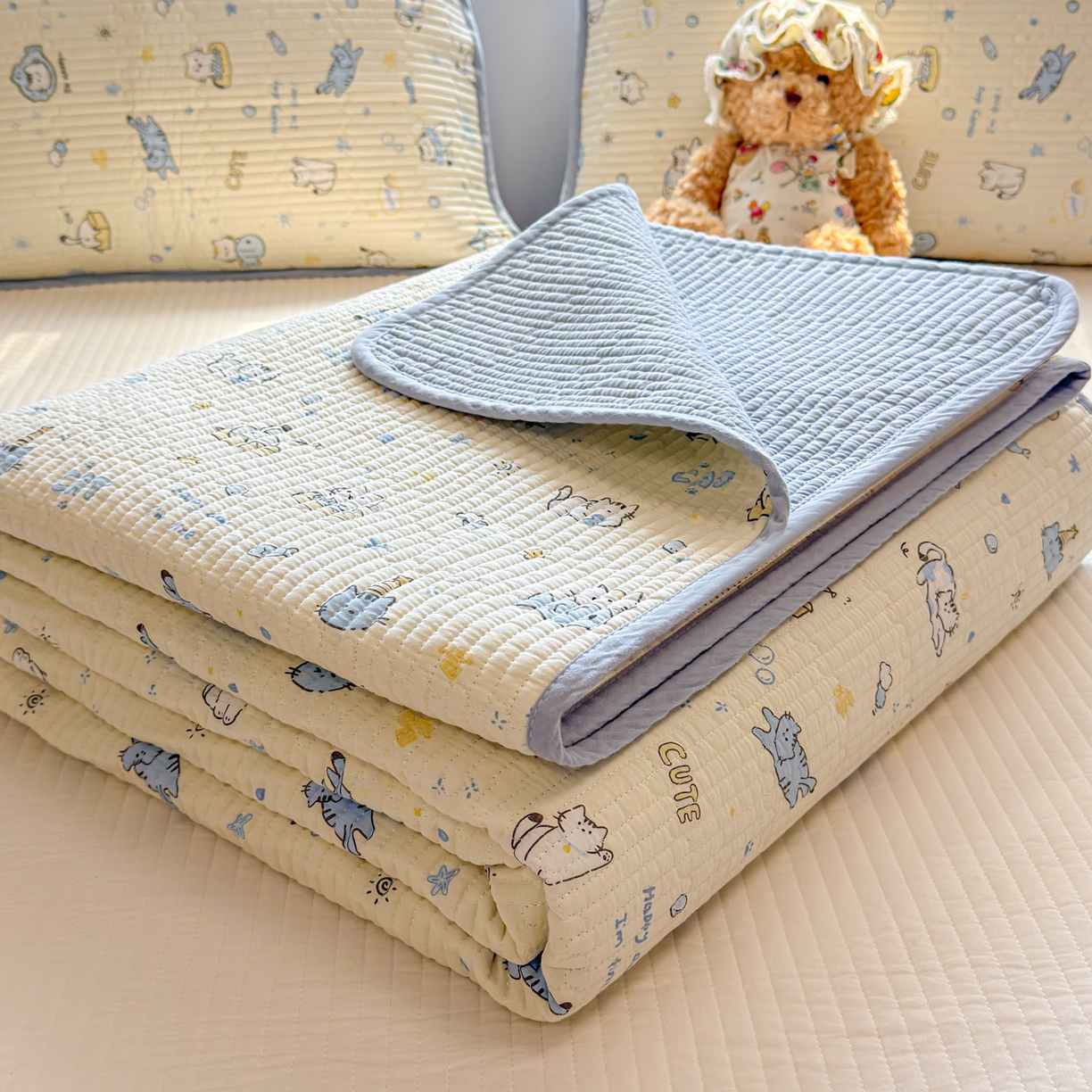 91家纺网 家纺一手货源 找家纺 雅萱家纺 2026新款双面全棉砂洗印花床盖三件套 可爱猫