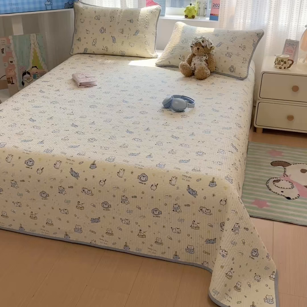 91家纺网 家纺一手货源 找家纺 雅萱家纺 2026新款双面全棉砂洗印花床盖三件套 可爱猫