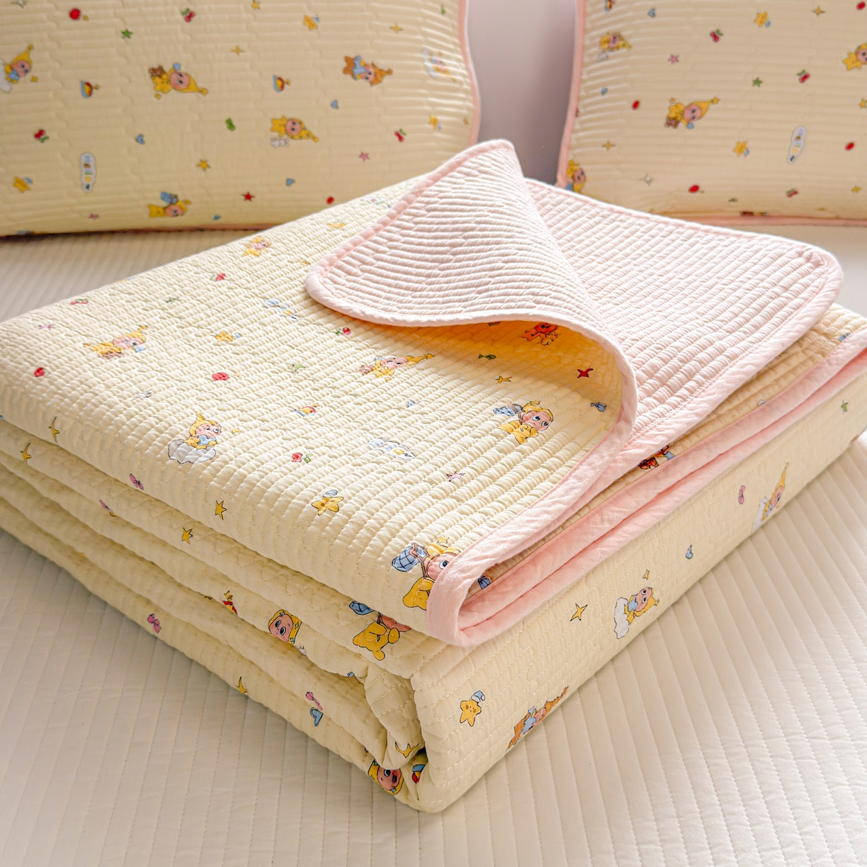 91家纺网 家纺一手货源 找家纺 雅萱家纺 2026新款双面全棉砂洗印花床盖三件套 可爱星人