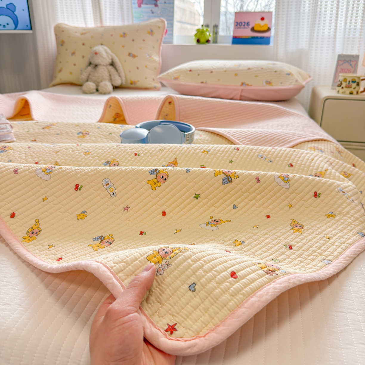 91家纺网 家纺一手货源 找家纺 雅萱家纺 2026新款双面全棉砂洗印花床盖三件套 可爱星人