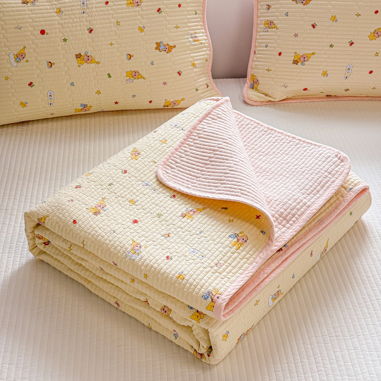 91家纺网 家纺一手货源 找家纺 雅萱家纺 2026新款双面全棉砂洗印花床盖三件套 可爱星人