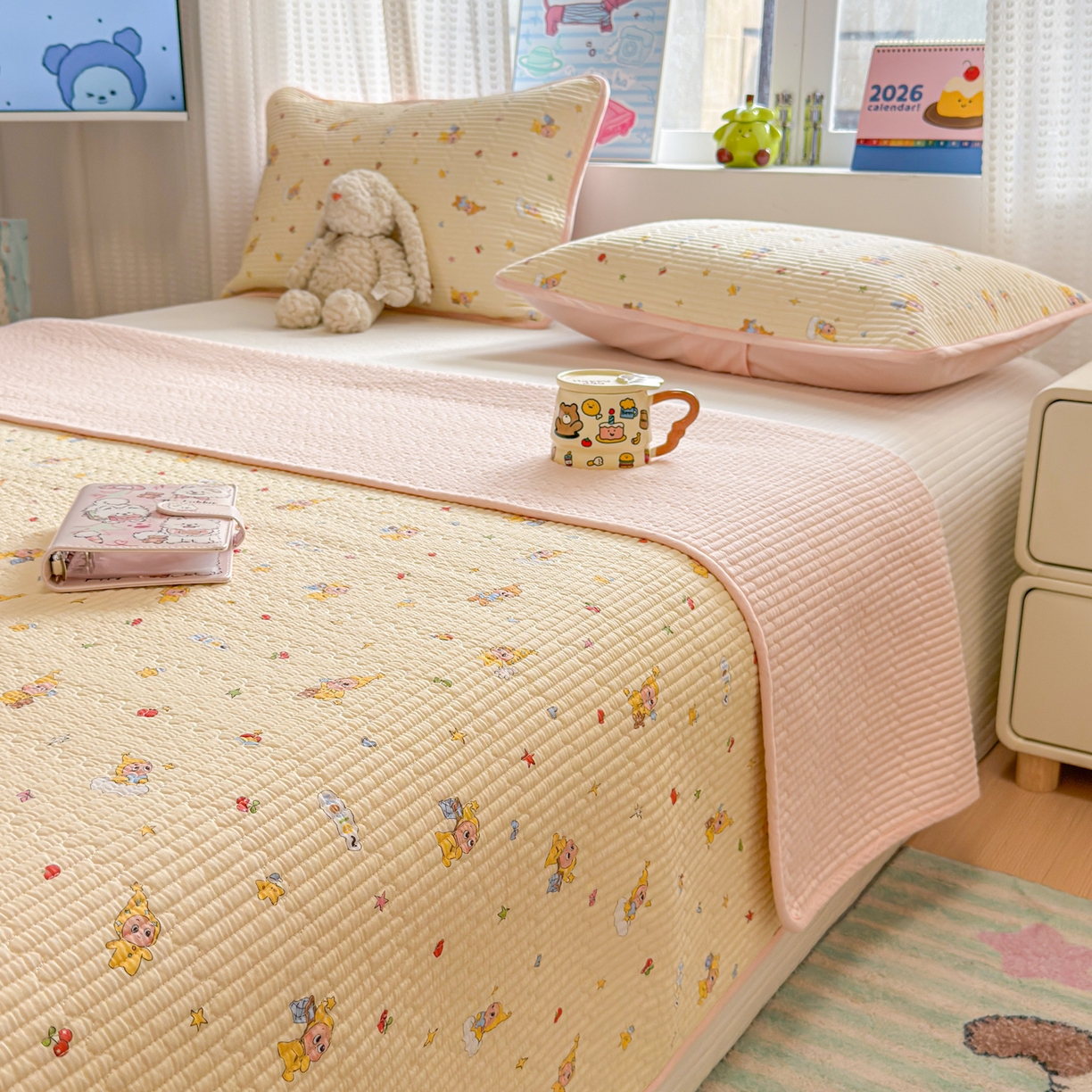 91家纺网 家纺一手货源 找家纺 雅萱家纺 2026新款双面全棉砂洗印花床盖三件套 可爱星人