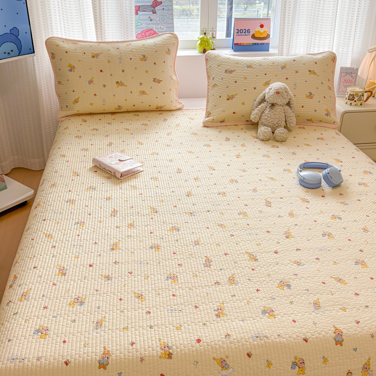 91家纺网 家纺一手货源 找家纺 雅萱家纺 2026新款双面全棉砂洗印花床盖三件套 可爱星人