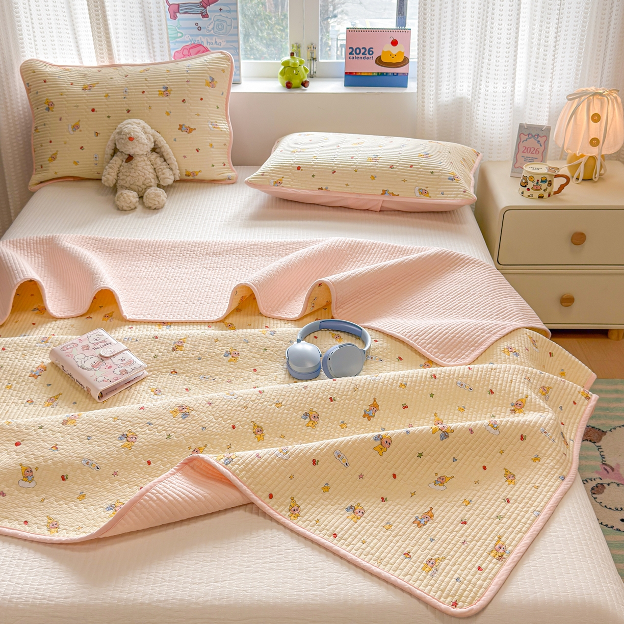 91家纺网 家纺一手货源 找家纺 雅萱家纺 2026新款双面全棉砂洗印花床盖三件套 可爱星人