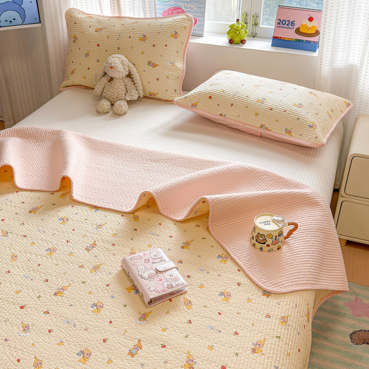 91家纺网 家纺一手货源 找家纺 雅萱家纺 2026新款双面全棉砂洗印花床盖三件套 可爱星人