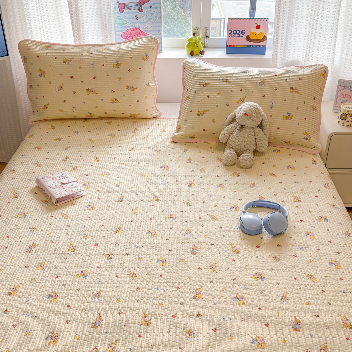 91家纺网 家纺一手货源 找家纺 雅萱家纺 2026新款双面全棉砂洗印花床盖三件套 可爱星人