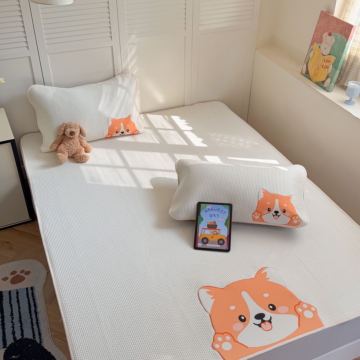 91家纺网 家纺一手货源 找家纺 Sweet dreams甜梦 2026新款A类锦氨异性贴布高端豆豆凉席-场景2 调皮狗