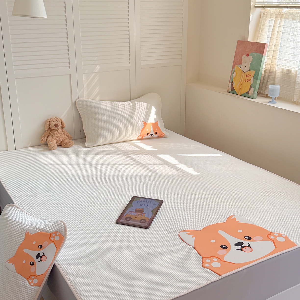 91家纺网 家纺一手货源 找家纺 Sweet dreams甜梦 2026新款A类锦氨异性贴布高端豆豆凉席-场景2 调皮狗