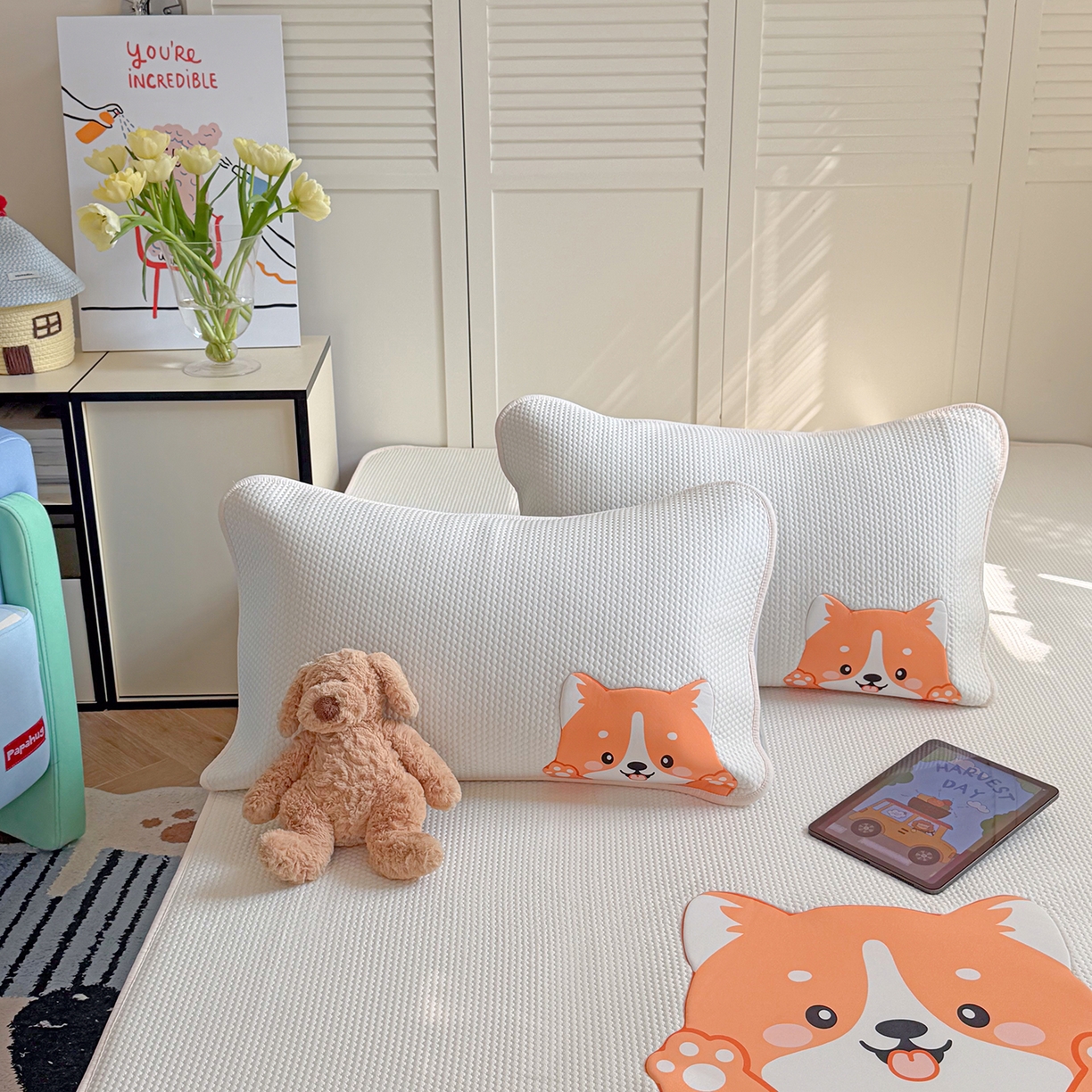 91家纺网 家纺一手货源 找家纺 Sweet dreams甜梦 2026新款A类锦氨异性贴布高端豆豆凉席-场景2 调皮狗