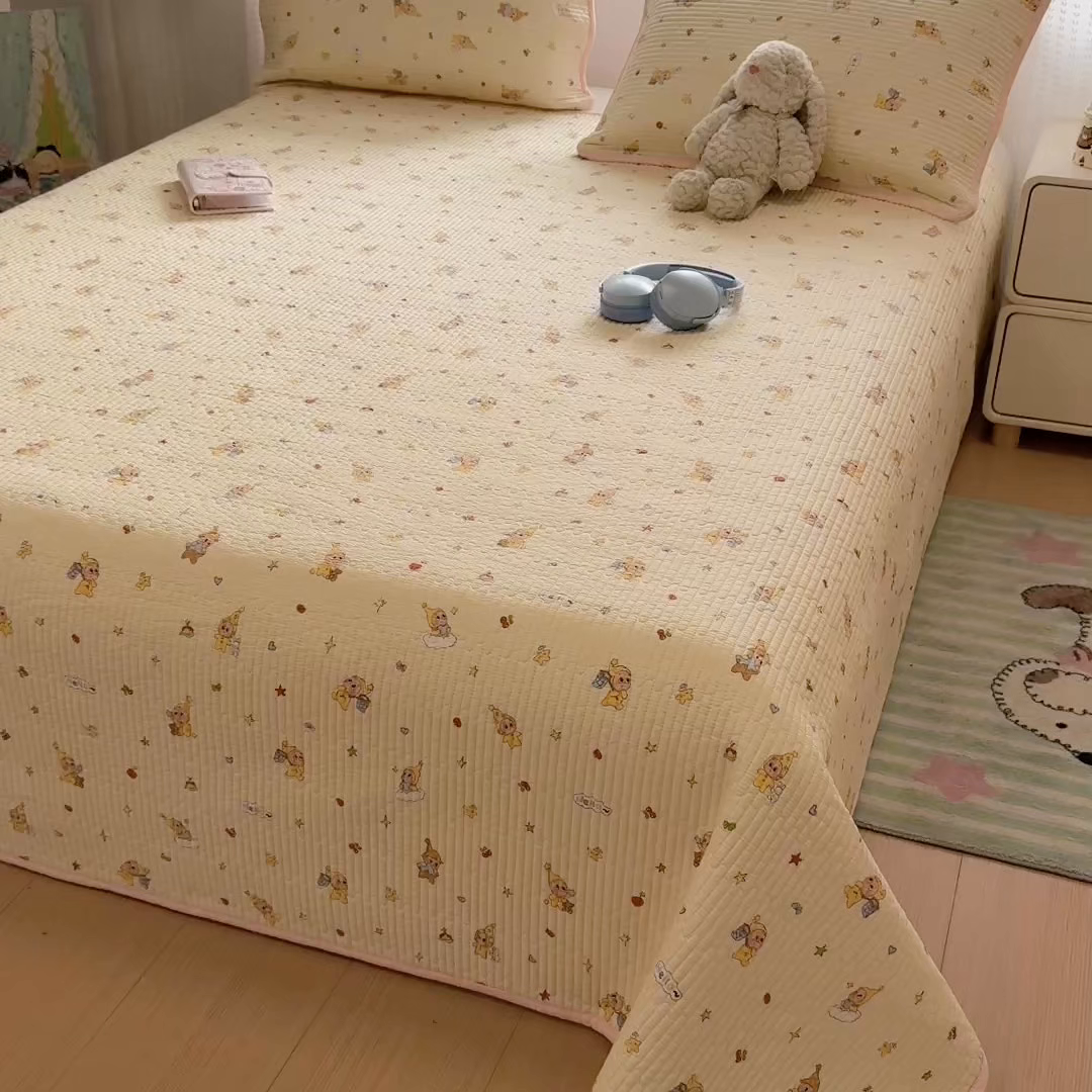 91家纺网 家纺一手货源 找家纺 雅萱家纺 2026新款双面全棉砂洗印花床盖三件套 可爱星人