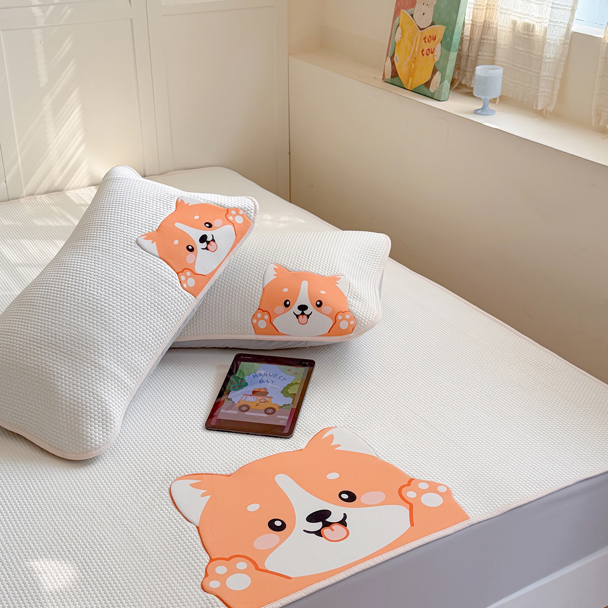 91家纺网 家纺一手货源 找家纺 Sweet dreams甜梦 2026新款A类锦氨异性贴布高端豆豆凉席-场景2 调皮狗