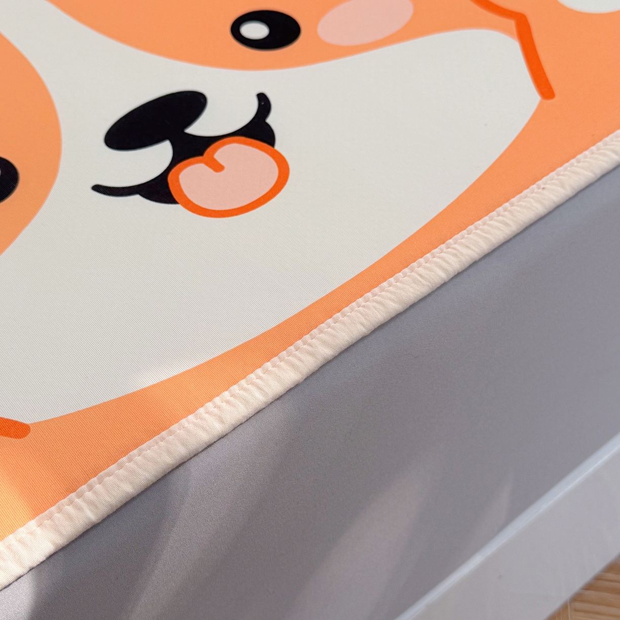 91家纺网 家纺一手货源 找家纺 Sweet dreams甜梦 2026新款A类锦氨异性贴布高端豆豆凉席-场景2 调皮狗