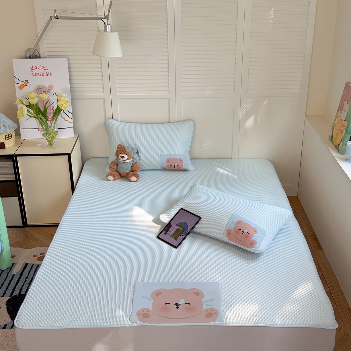 91家纺网 家纺一手货源 找家纺 Sweet dreams甜梦 2026新款A类锦氨异性贴布高端豆豆凉席-场景2 抱抱熊