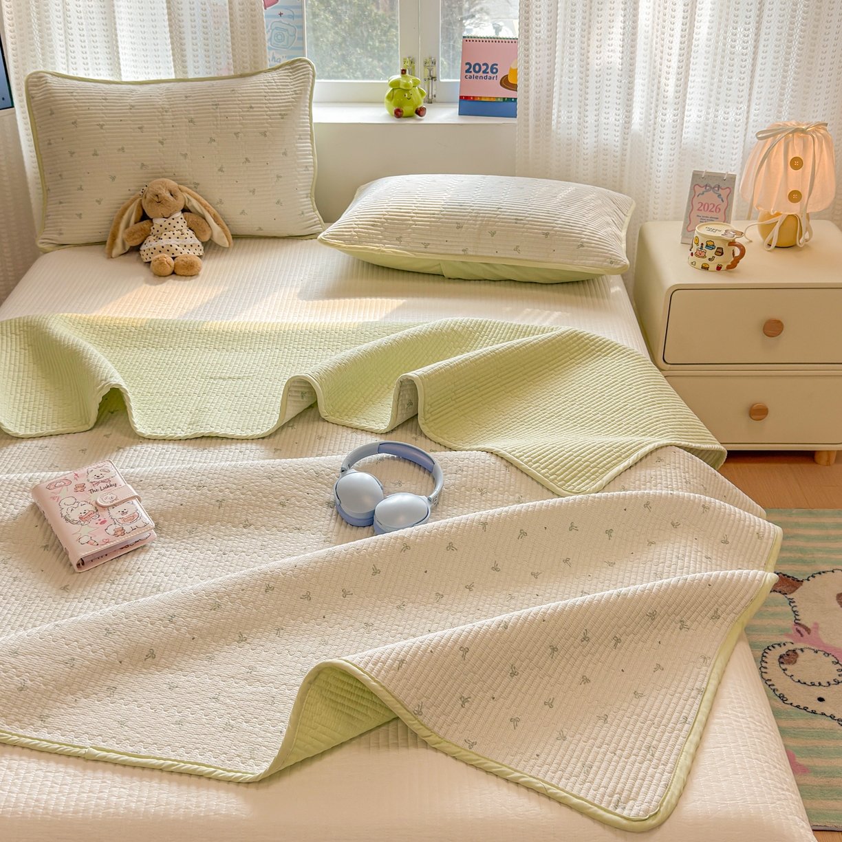 91家纺网 家纺一手货源 找家纺 雅萱家纺 2026新款双面全棉砂洗印花床盖三件套 绿格蝴蝶结