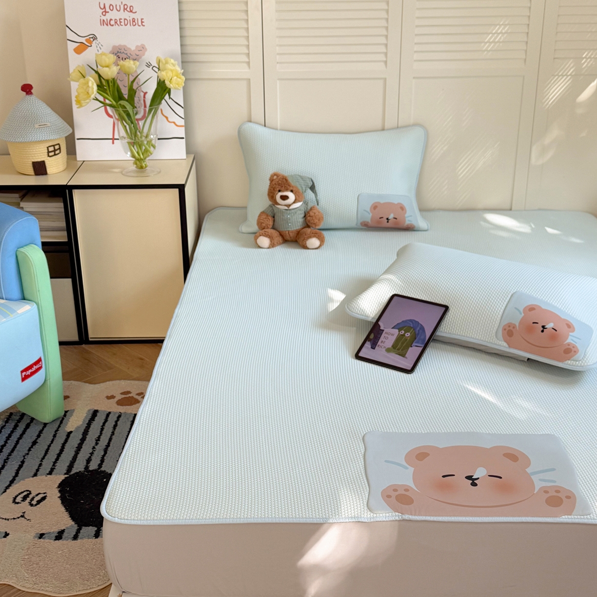 91家纺网 家纺一手货源 找家纺 Sweet dreams甜梦 2026新款A类锦氨异性贴布高端豆豆凉席-场景2 抱抱熊