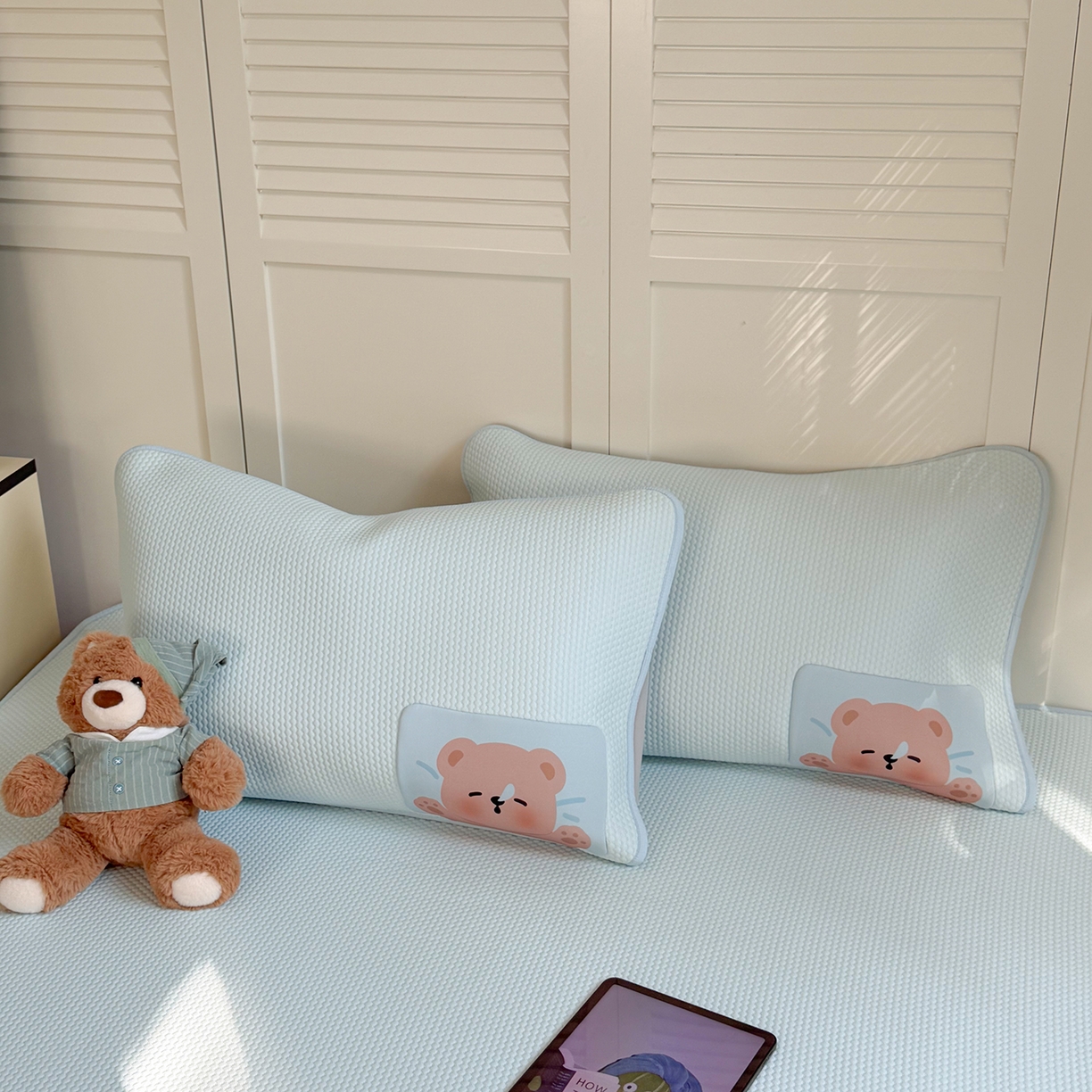 91家纺网 家纺一手货源 找家纺 Sweet dreams甜梦 2026新款A类锦氨异性贴布高端豆豆凉席-场景2 抱抱熊