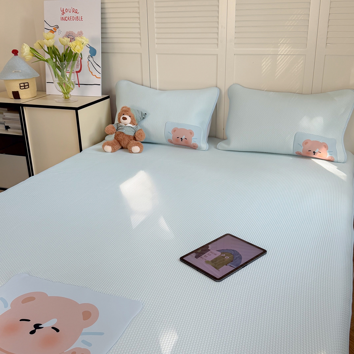 91家纺网 家纺一手货源 找家纺 Sweet dreams甜梦 2026新款A类锦氨异性贴布高端豆豆凉席-场景2 抱抱熊