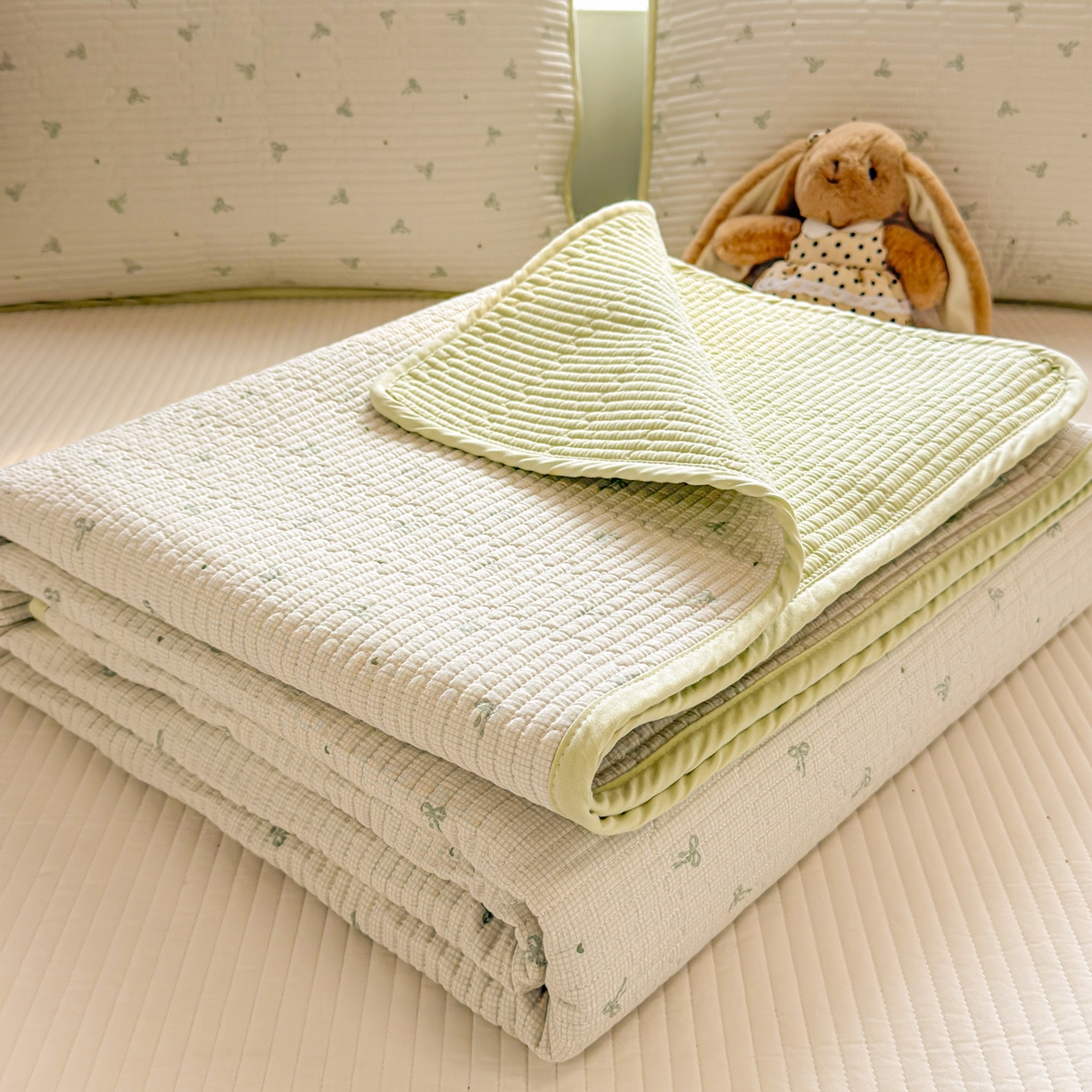 91家纺网 家纺一手货源 找家纺 雅萱家纺 2026新款双面全棉砂洗印花床盖三件套 绿格蝴蝶结