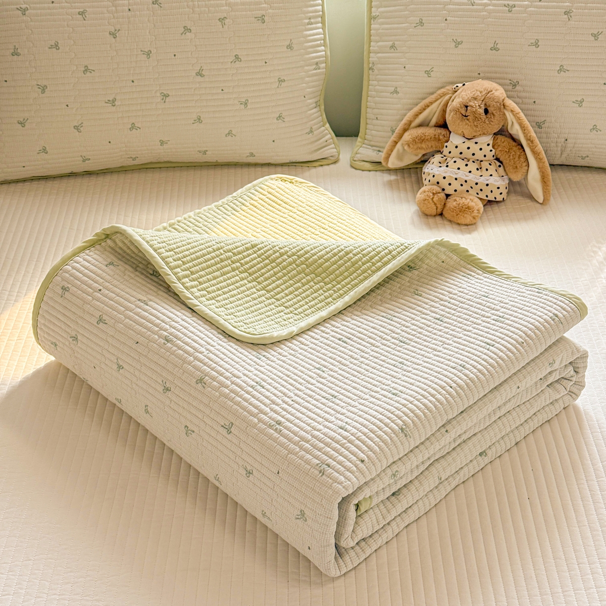 91家纺网 家纺一手货源 找家纺 雅萱家纺 2026新款双面全棉砂洗印花床盖三件套 绿格蝴蝶结