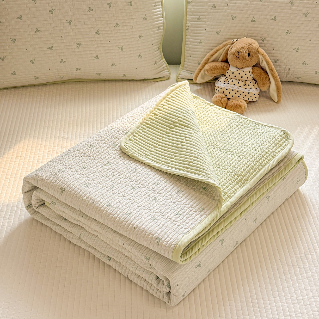 91家纺网 家纺一手货源 找家纺 雅萱家纺 2026新款双面全棉砂洗印花床盖三件套 绿格蝴蝶结