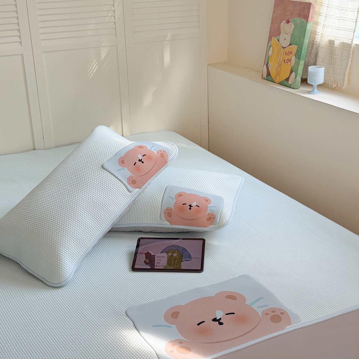 91家纺网 家纺一手货源 找家纺 Sweet dreams甜梦 2026新款A类锦氨异性贴布高端豆豆凉席-场景2 抱抱熊