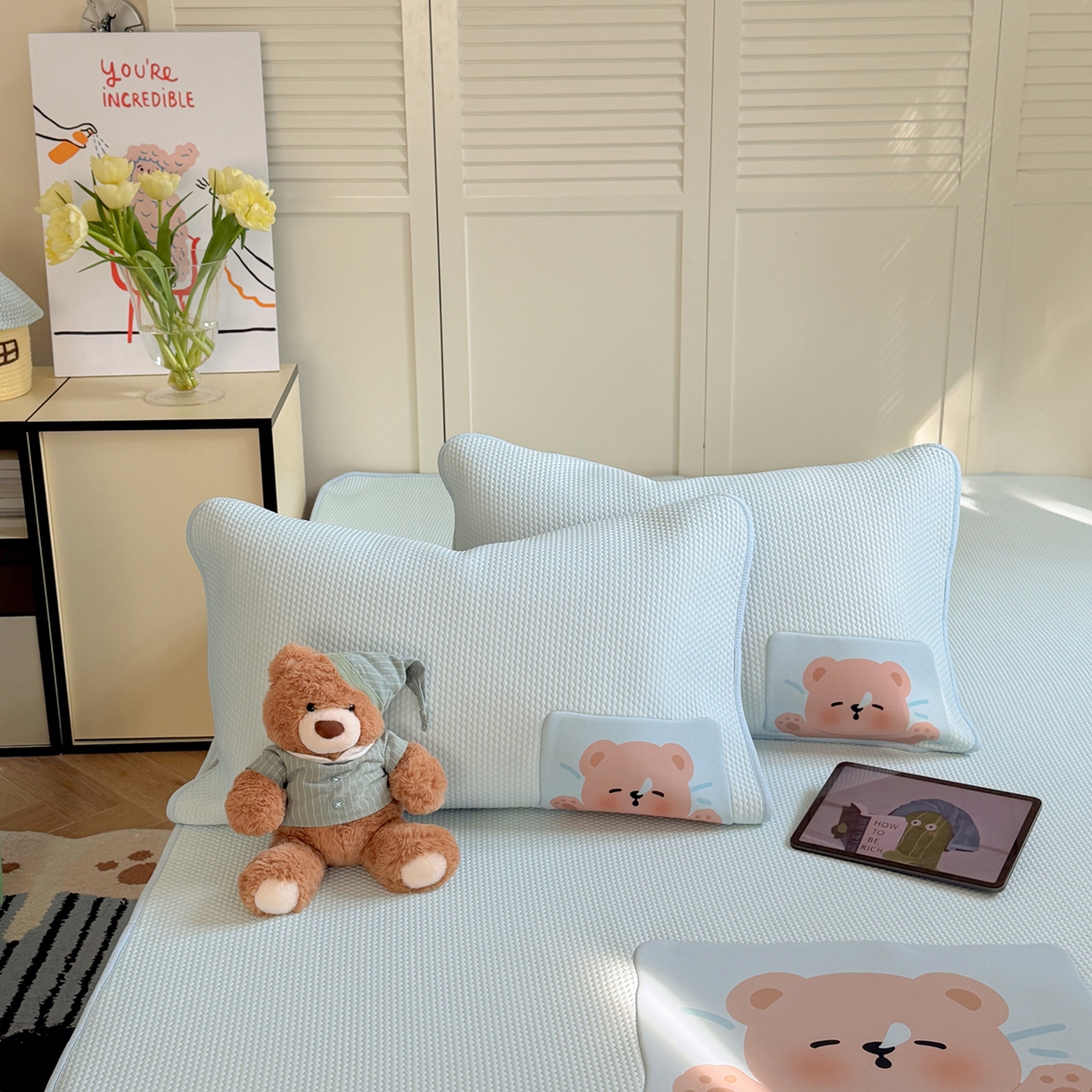 91家纺网 家纺一手货源 找家纺 Sweet dreams甜梦 2026新款A类锦氨异性贴布高端豆豆凉席-场景2 抱抱熊