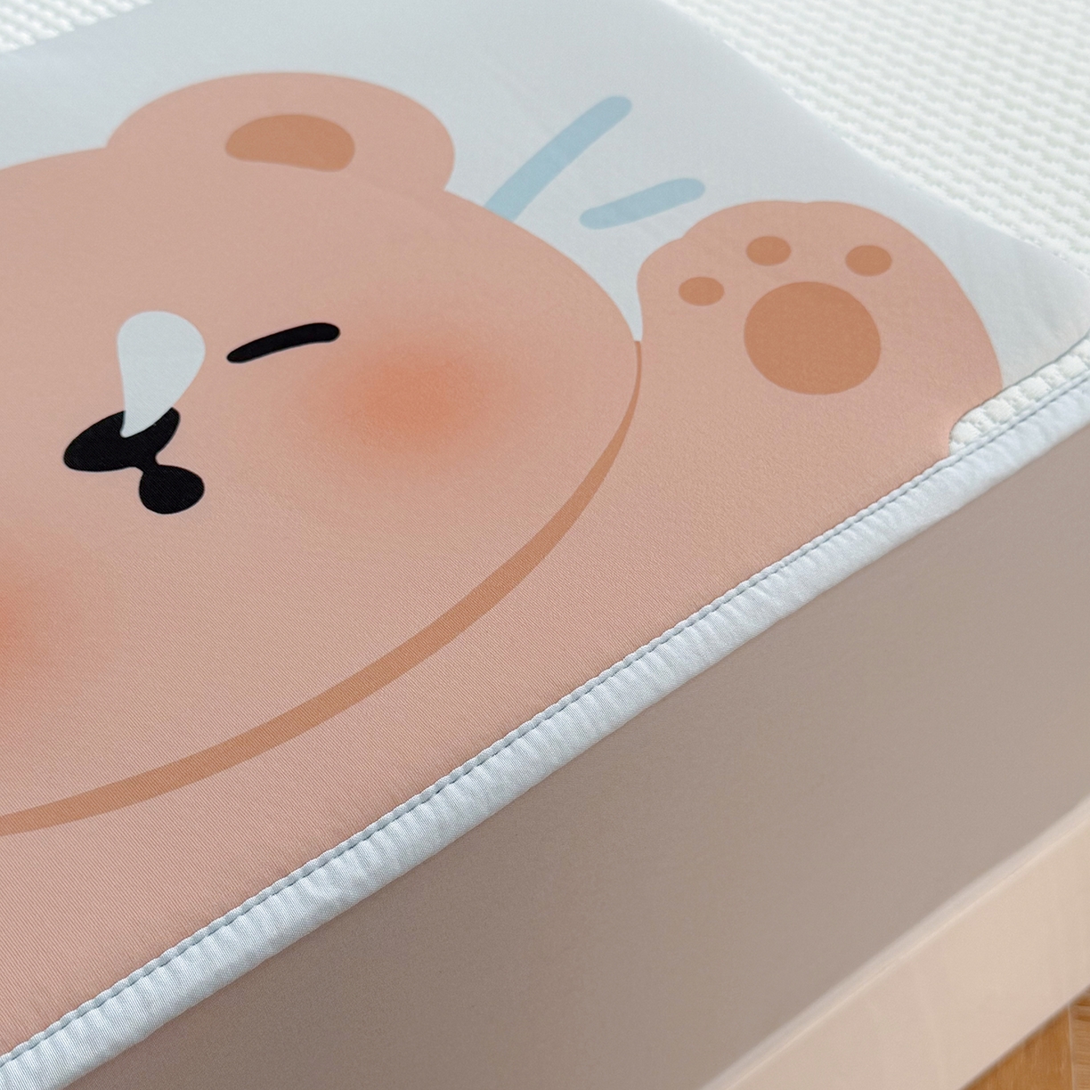 91家纺网 家纺一手货源 找家纺 Sweet dreams甜梦 2026新款A类锦氨异性贴布高端豆豆凉席-场景2 抱抱熊