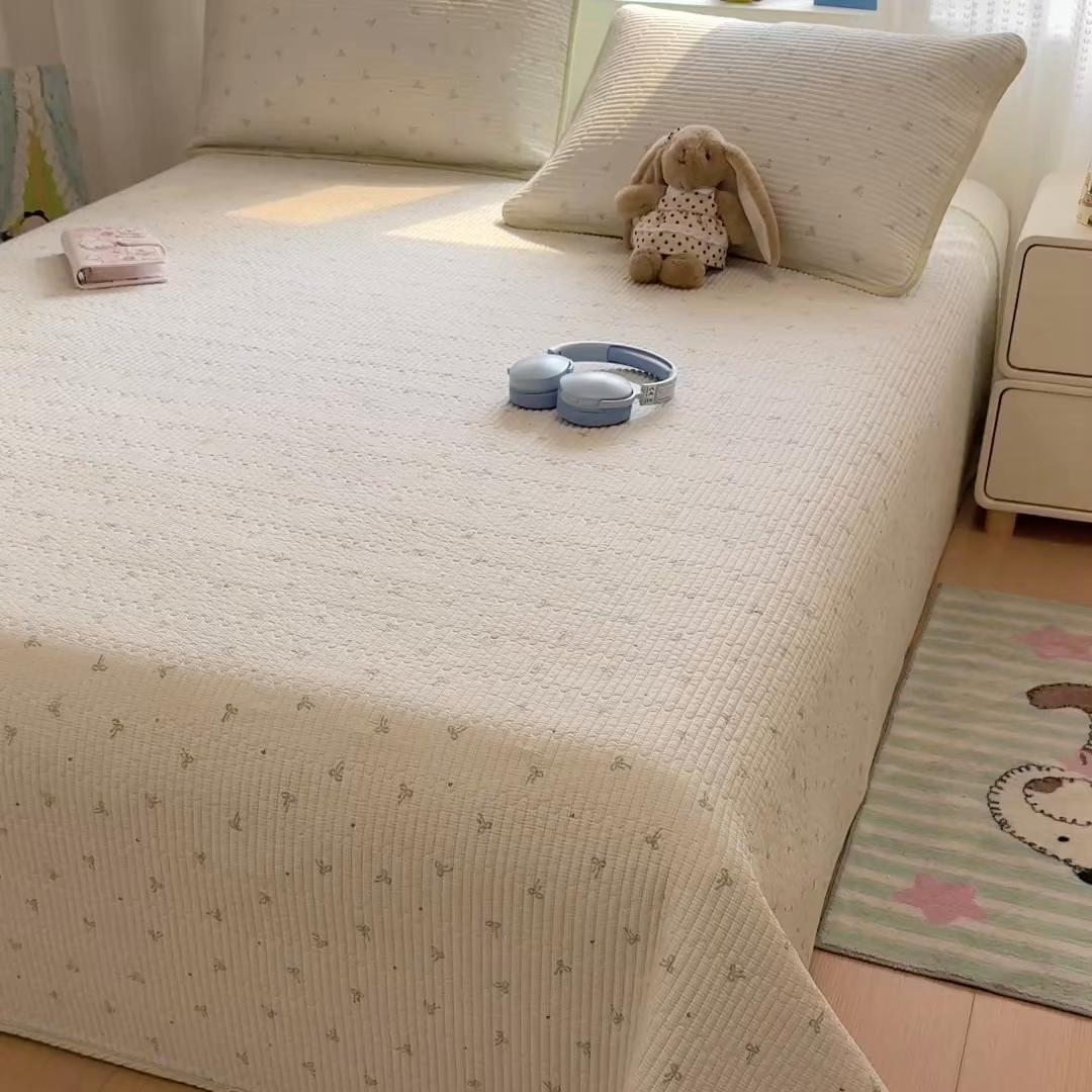 91家纺网 家纺一手货源 找家纺 雅萱家纺 2026新款双面全棉砂洗印花床盖三件套 绿格蝴蝶结