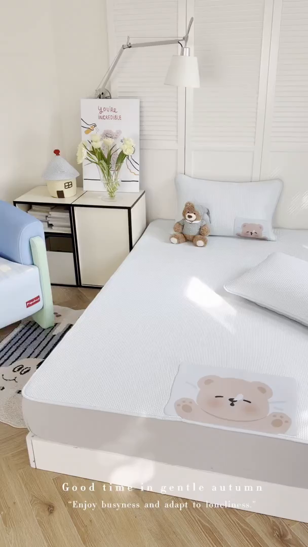 91家纺网 家纺一手货源 找家纺 Sweet dreams甜梦 2026新款A类锦氨异性贴布高端豆豆凉席-场景2 抱抱熊