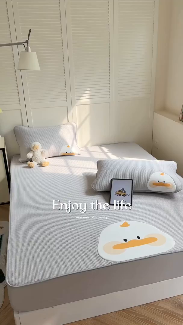 91家纺网 家纺一手货源 找家纺 Sweet dreams甜梦 2026新款A类锦氨异性贴布高端豆豆凉席-场景2 嘎嘎鸭