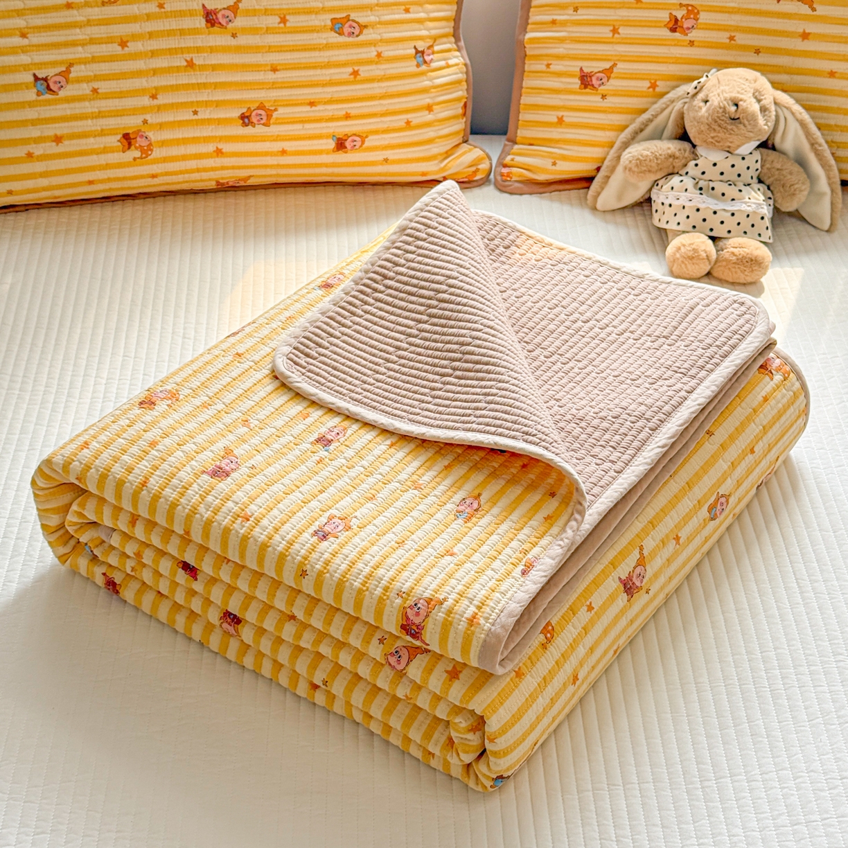 91家纺网 家纺一手货源 找家纺 雅萱家纺 2026新款双面全棉砂洗印花床盖三件套 魔法星人