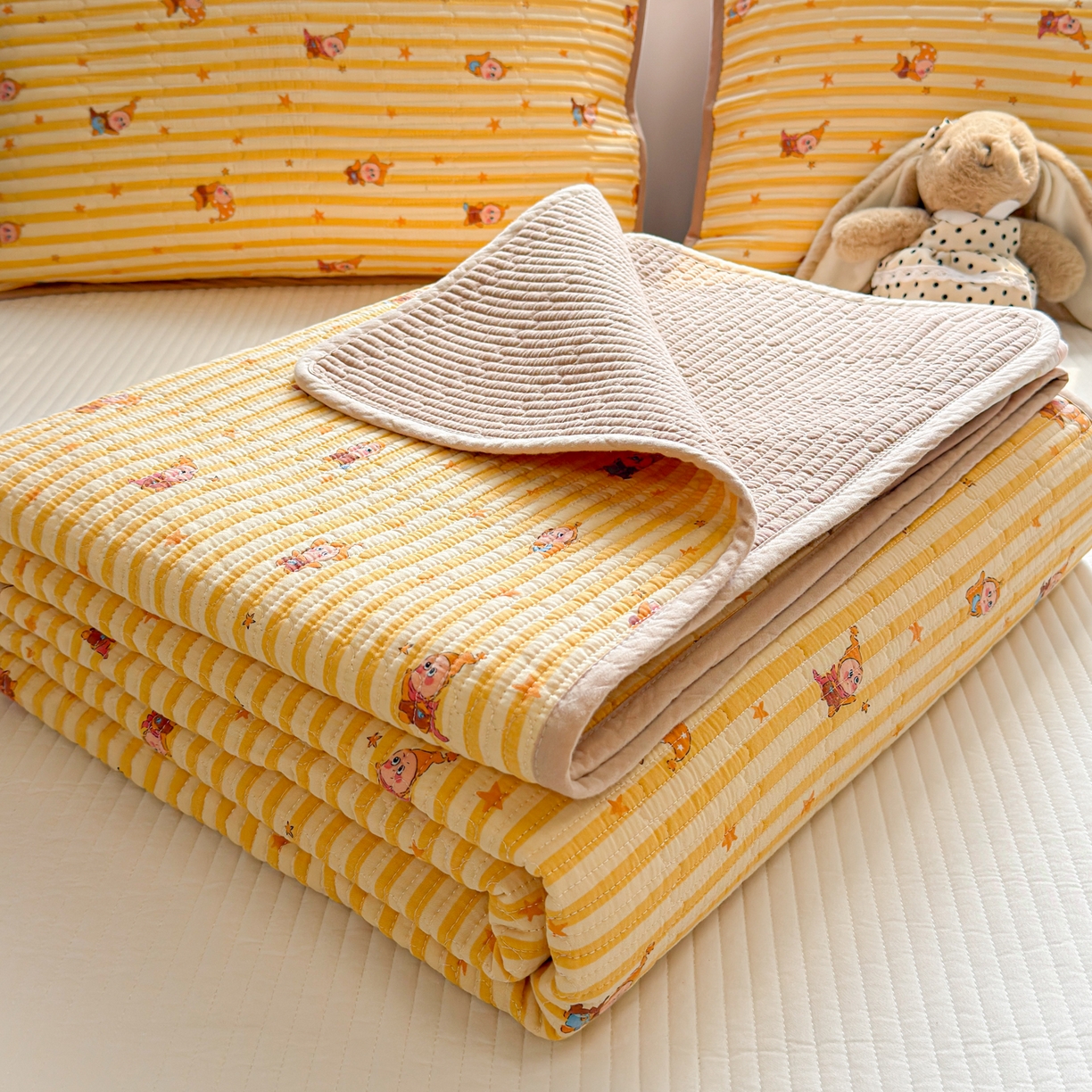 91家纺网 家纺一手货源 找家纺 雅萱家纺 2026新款双面全棉砂洗印花床盖三件套 魔法星人